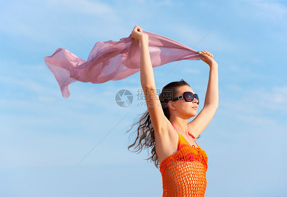 女人在海滩上飞布图片