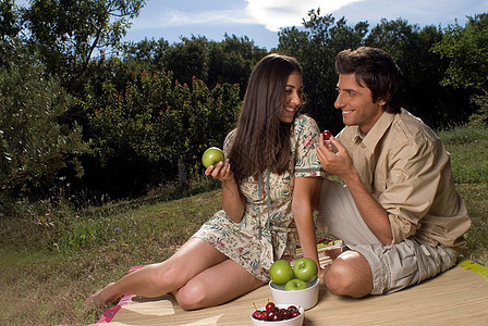 分享新鲜水果的年轻夫妇图片