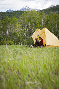 美国犹他州瓦萨奇山尤因塔国家森林背包游露营者图片