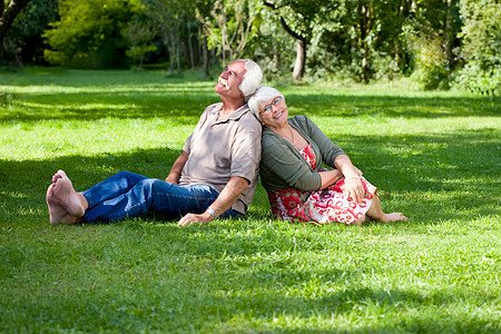 祖父母在花园里休息背景图片