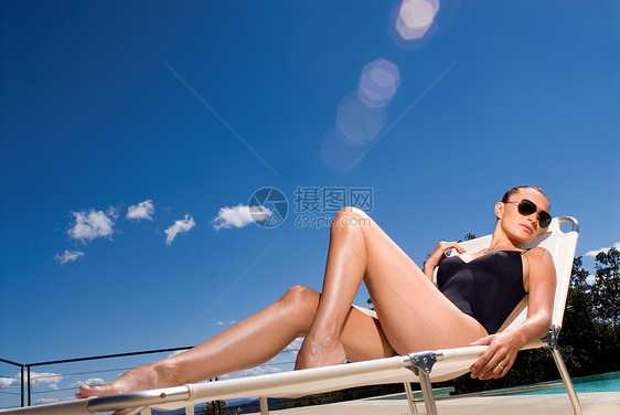 在游泳池里晒日光浴的女人图片