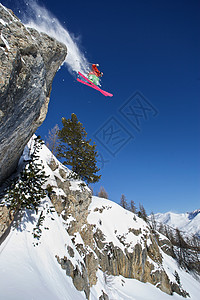 雪山半空中滑雪者图片