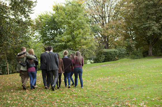 学生们在公园里一起散步图片