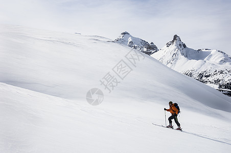 户外运动很棒加拿大阿尔伯塔省班夫国家公园帕克岭男子越野滑雪背景