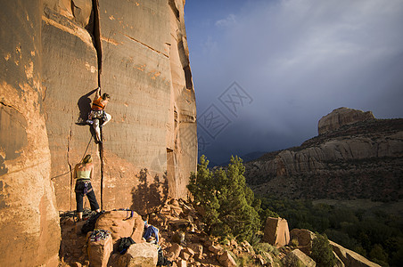 两名女性攀爬美国犹他州印第安溪图片
