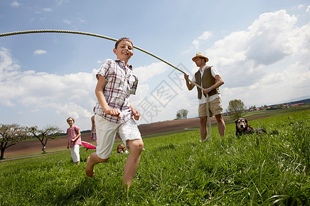 欢乐家庭在农村跳绳图片