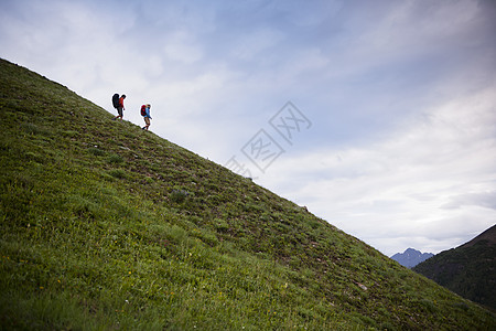 徒步山一对夫妇在山上徒步旅行背景