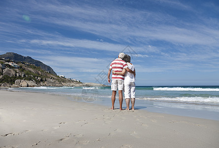 在海滩上拥抱的老年夫妇图片