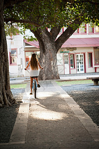 在公园骑自行车的女人图片