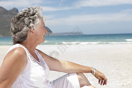在海滩上放松的老女人图片