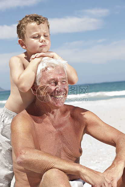 老爷爷和孙子在海滩上图片