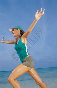 在海滩上跑步的女人图片