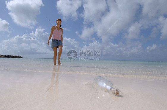 找漂流瓶的女人图片