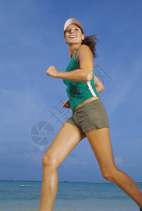 在海滩上跑步的女人图片
