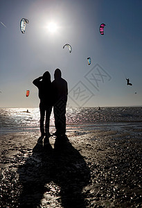 看滑翔伞的夫妇图片