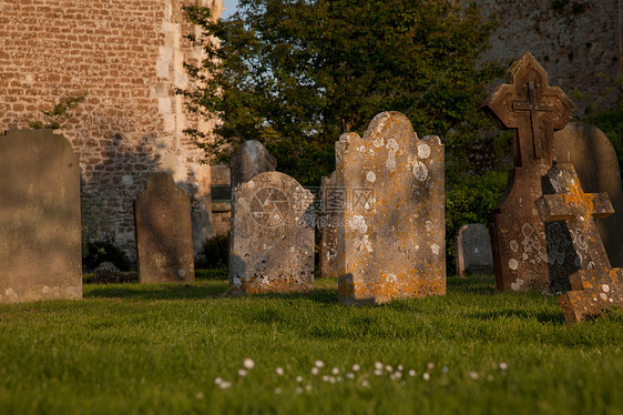 教堂墓地的旧石碑图片