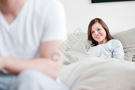女人在床上用笔记本电脑图片