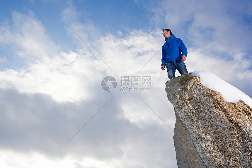 站在冰雪覆盖的山峰上的人