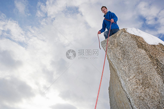 雪山上的登山者图片