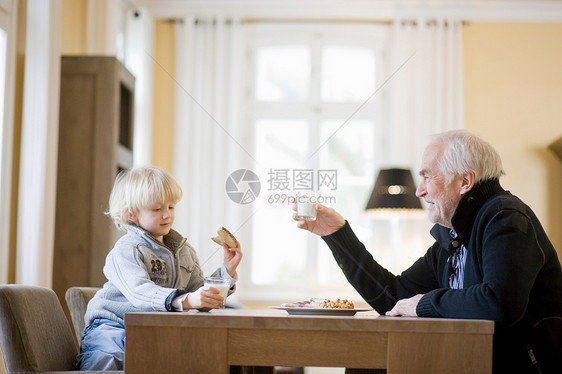祖孙俩吃饭图片