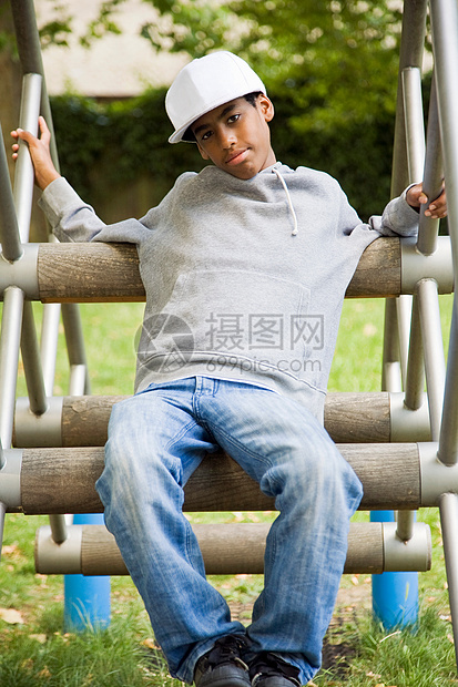 公园里的黑人少年图片