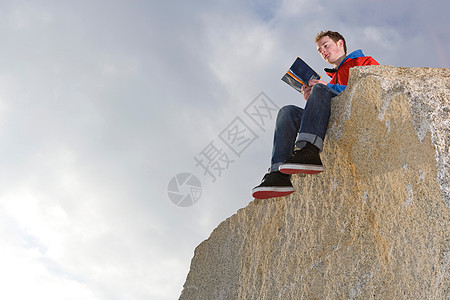 山顶读书的人图片