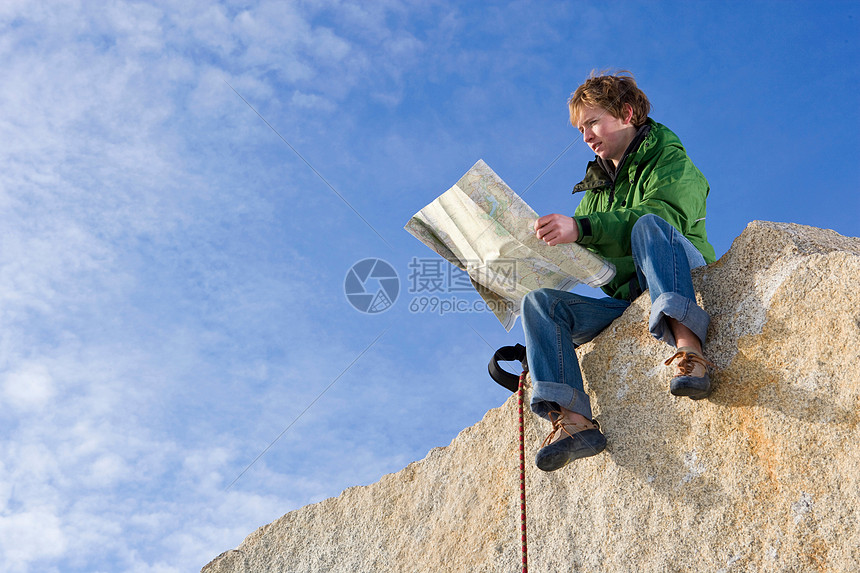 登山者看地图图片