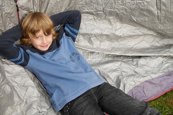 在帐篷上休息的男孩图片