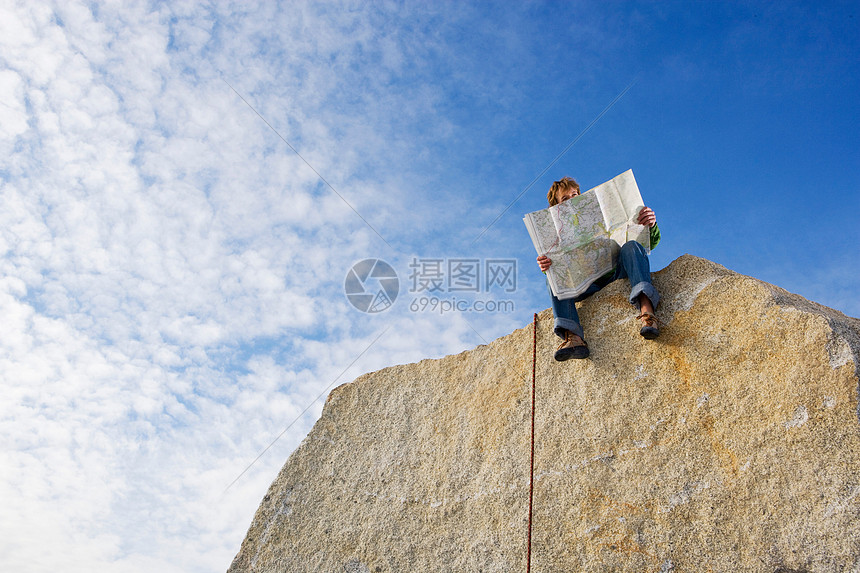 登山者看地图图片