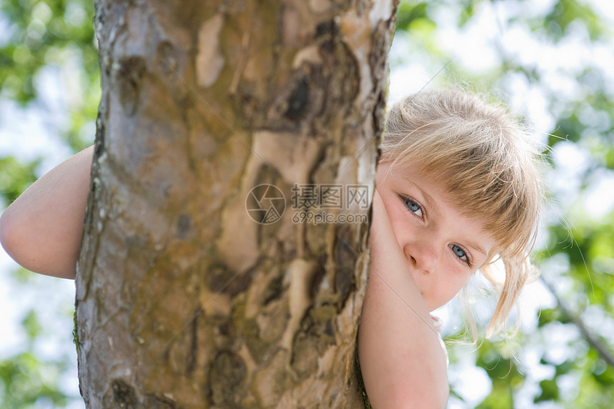 爬树的小女孩图片