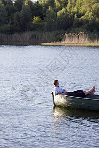 小艇上的男人图片