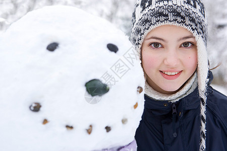 雪人旁边的少女图片