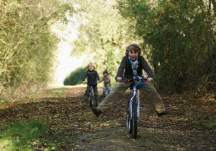 孩子们在农村骑自行车图片