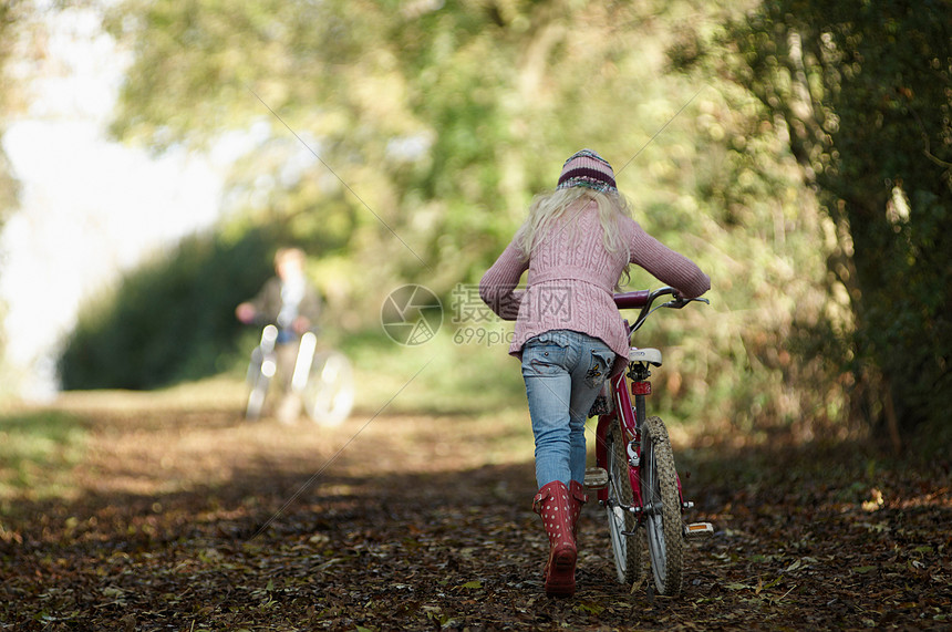 小路上的女孩推自行车图片