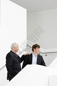 两个商人在楼梯上图片
