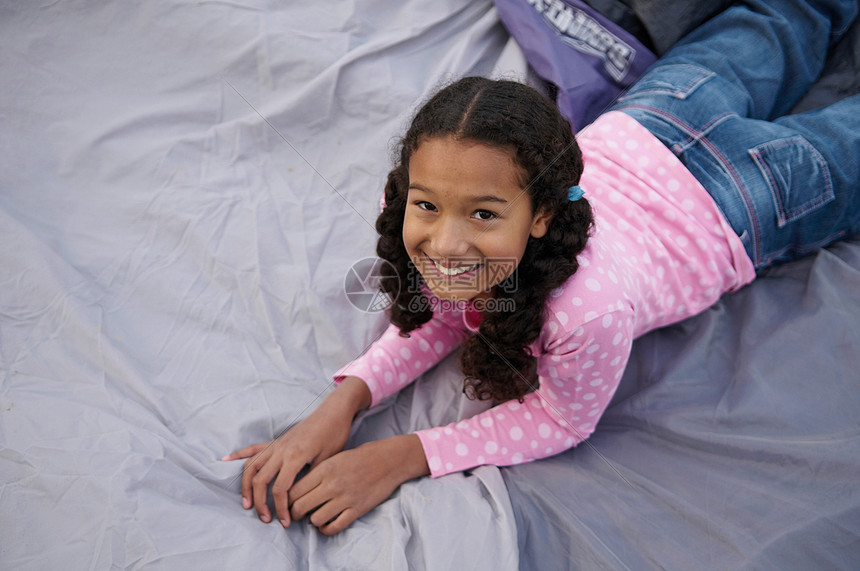 在帐篷上休息的女孩图片
