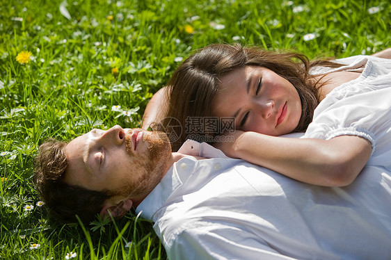在公园里放松的情侣图片