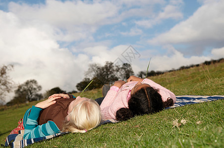 两个女孩躺在山坡上图片