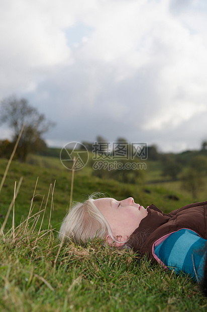 女孩躺在草地上看着天空图片