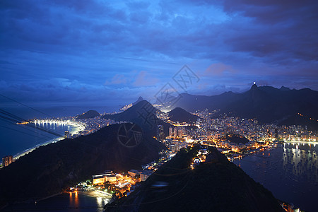 巴西里约热内卢Sugar Loaf Mountain港口和海岸夜景图片
