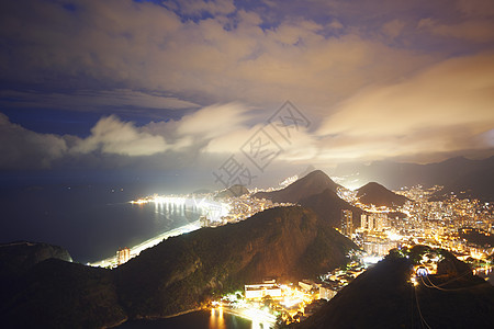 巴西里约热内卢Sugar Loaf山的港口和山脉夜景图片