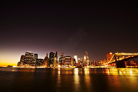 纽约的天际线在晚上亮着高清图片