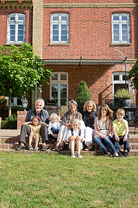 家门口的家人背景图片