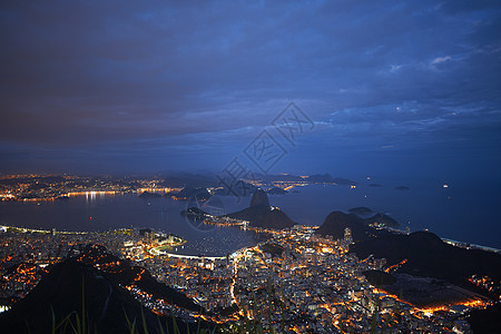 巴西里约热内卢，夜晚的糖面包山和港口图片