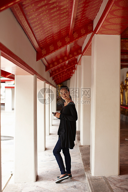 站在走道上的女人图片