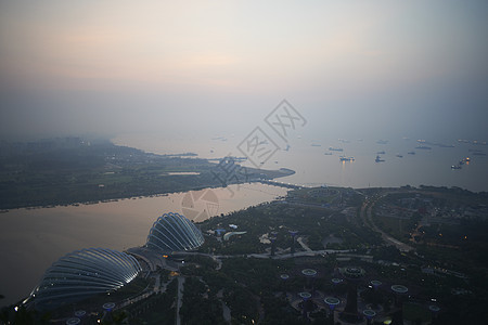 新加坡黎明时分的城市海岸线景观背景图片