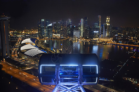 新加坡，夜晚从摩天轮看海滨摩天大楼图片