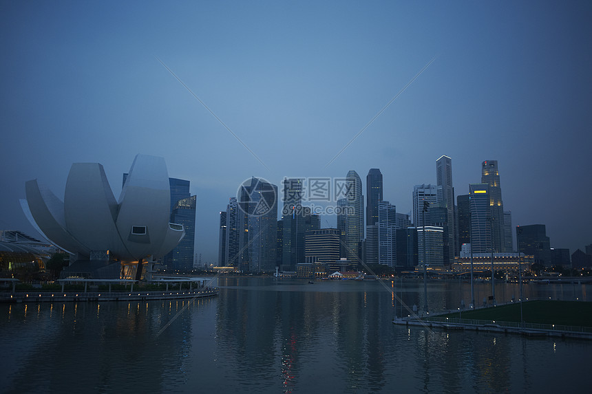 新加坡黎明时分的城市摩天大楼和海滨景观图片