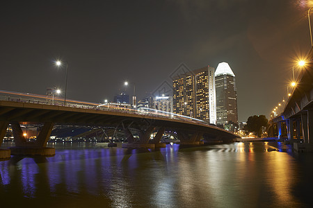 新加坡夜景桥和摩天大楼图片