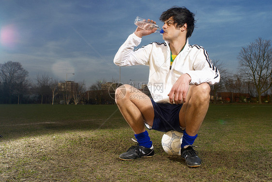 足球运动员喝水图片